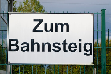 Schild Zum Bahnsteig, Norddeich, Norden, Nordsee, Niedersachsen, Deutschland