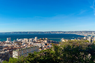 Fototapeta na wymiar Vue panoramique de la ville de Marseille et la mer méditerranée, 