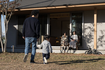 お父さんと歩く親子秋冬　里帰り出産などの幸せのイメージ