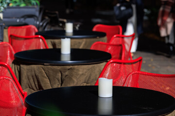 カフェの店先の黒いテーブルの上の白いローソク