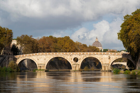 Pont à arches sur le Tibre à Rome