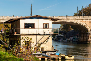 Maisons flottantes le long du Tibre à Rome