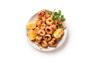 Piatto di calamari fritti visto dall'alto e isolato su fondo bianco, cibo italiano, cucina mediterranea 