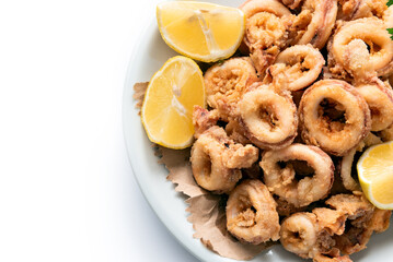 Piatto di calamari fritti visto dall'alto e isolato su fondo bianco, cibo italiano, cucina mediterranea 