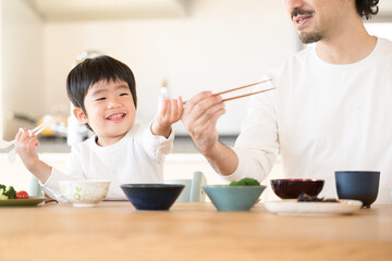 お箸の持ち方を教える父親と子供　パパと同じお箸が嬉しいね