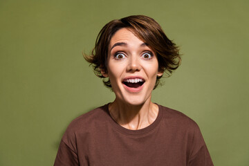 Photo of overjoyed impressed woman with bob hairdo dressed brown t-shirt straing at unexpected sale...