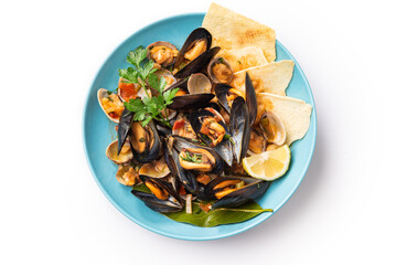 Piatto di zuppa di cozze ripreso dall'alto e isolato su fondo bianco, tipico cibo italiano, cucina mediterranea 