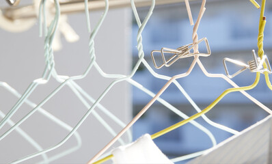 ベランダの洗濯用ハンガーと洗濯バサミのアップ様子