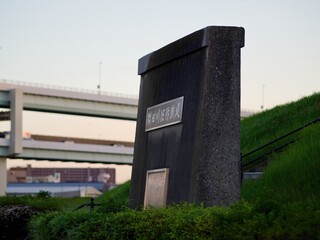 隅田川の旧防潮堤のモニュメント