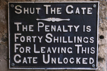 ye olde keep the gate shut sign