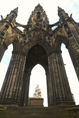 the scott monument in edinburgh