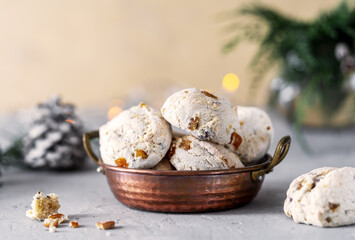 Obraz premium Italian traditional Christmas sweets Cavallucci in a rustic copper bowl over grey and light yellow background with xmas decor