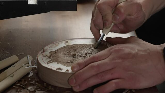 彫刻刀で木を削る作業の手元（サイドアングル）