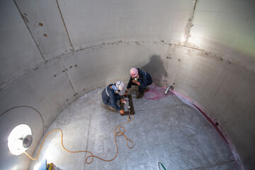 Obraz na płótnie Canvas Male worker inspection vacuum test weld tank stainless steel