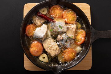 サバのアヒージョ（鯖の缶詰）