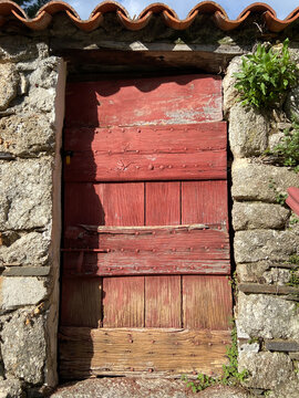 Porte en bois usée de maison traditionnelle dans les Cévennes