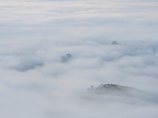 Morning mist flows through the mountains.