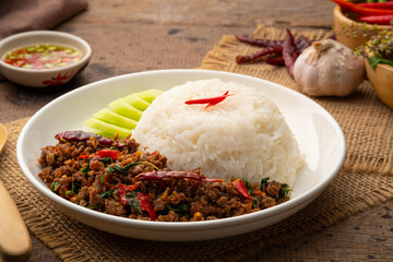 Cooked rice and Thai Basil Minced beef,Stir fired ground beef with garlic and basil leaf in chilli sauce (Pad Kra pao) - obrazy, fototapety, plakaty
