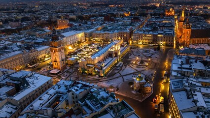 Rynek Główny w Krakowie z drona z widokiem na kiermasz bożonarodzeniowy