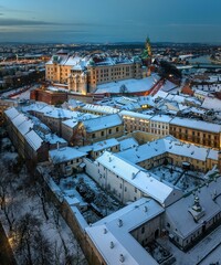 Zamek Królewski na Wawelu zimą widziany z drona o poranku