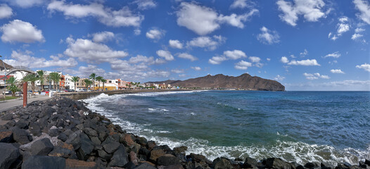 Gran Tarajal, Fuerteventura, Kanarische Inseln, Spanien - Panoramablick über die Küste mit Promenade und Strand - obrazy, fototapety, plakaty