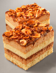 Nuss gehobelt, Kuchen, Nusscreme, Dessert, Schichtkuchen, kandierte Nüsse,