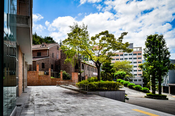 釜山カトリック大学の外国人学生の為の寄宿舎、講義室、休憩室、校庭等の情景