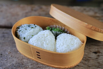 曲げわっぱに入ったおにぎり弁当