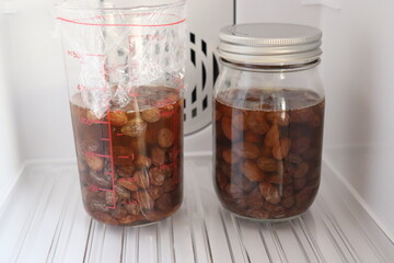 保温庫の中で製造中の自家製レーズン酵母。