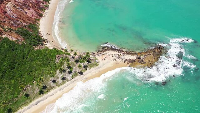 Praia de Coqueirinho na Paraiba Visto de Cima com Drone 4k - Litoral sul da Para&iacute;ba - Nordeste - Brasil - Paraiso 