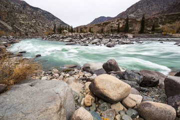 Fototapeta na wymiar View of river in Altay mountains in the autumn