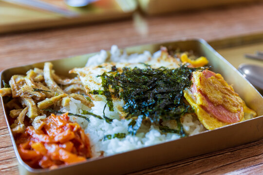 Lunchbox with old memories of Korea