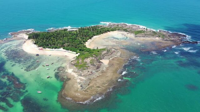 Ilha de Santo Aleixo no Litoral sul de Pernambuco visto de drone 4k - Visto de cima