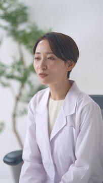 診察する医師
