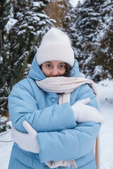 Obraz premium portrait of the woman get frozen outdoors at cold winter day