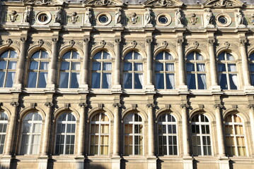 Fototapeta na wymiar Façade néoclassique à colonnes à Paris. France