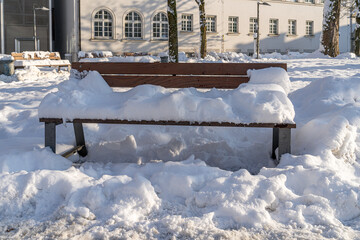 Bank in einem Park stark mit Schnee bedeckt - Eingeschneit
