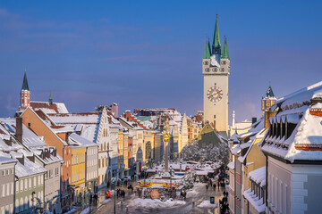 Stadtturm Straubing mir Blick auf dem Stadtplatz und Christkindlmarkt im Winter