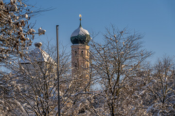 Turm der Jesuitenkirchein Straubing im Winter