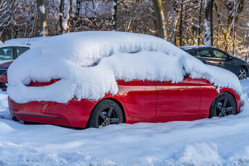 Auto im Winter mit Schnee bedeckt, Eingeschneit