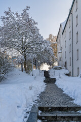 Weg am Herzogschloss Straubing im Winter mit Schnee