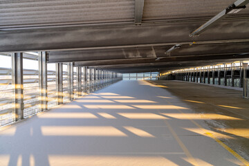 Parkhaus / Parkdeck im Winter mit Schnee