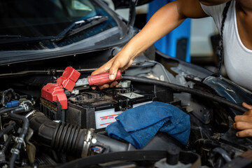 Obraz premium Engine engineer is replacing car battery because car battery is depleted. concept car maintenance