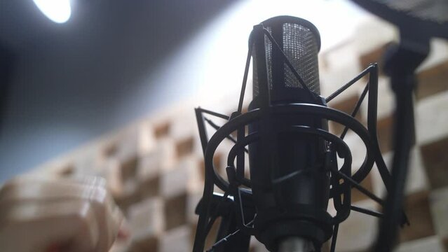 Condenser microphone for studio professionals_4k