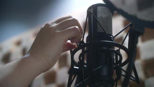 Condenser microphone for studio professionals_HD_slow