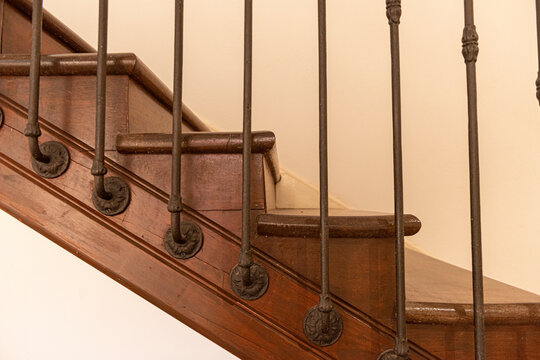 escalera madera con apoyamanos de hierro