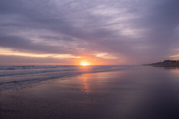 Hermoso paisaje de playa durante el atardecer