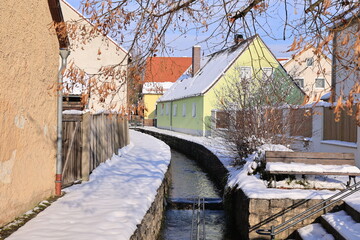 Schöner Wintertag mit Sonne und Schnee in der Altstadt von Greding in Bayern