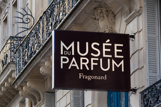 Paris, France - 6 d&eacute;cembre 2023: Enseigne du mus&eacute;e du parfum Fragonard, mus&eacute;e d&eacute;di&eacute; &agrave; l'histoire du parfum et cr&eacute;&eacute; par la parfumerie Fragonard &agrave; Paris