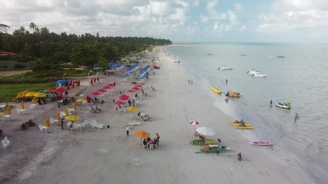 Vue a&eacute;rienne panoramique d&rsquo;une plage en bord de mer avec eau turquoise et bateau
